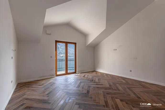 Eine luxuriöse dreistöckige Villa in erster Meereslinie in Kotor